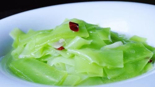 炒莴笋时,不要切了就下锅炒,多做一步,莴笋更脆更入味,好吃