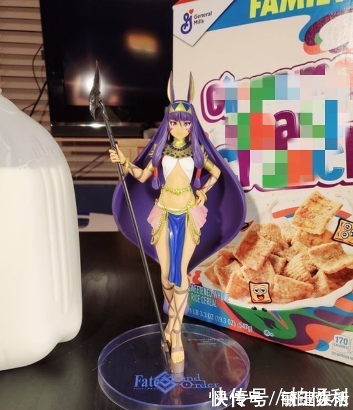 二次元|国外宅男用手办冲燕麦片,虽说价格便宜,但也太过“胡作非为”!