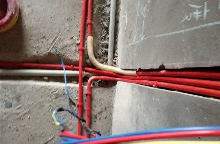 胶带|如果水电师傅把电线水管铺成这样,一定要翻工,不要给工钱