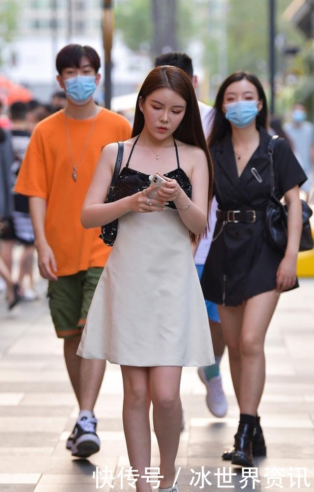 女人|熟龄女人穿连衣裙,不要太花哨,简约风格的吊带裙穿出轻熟气质