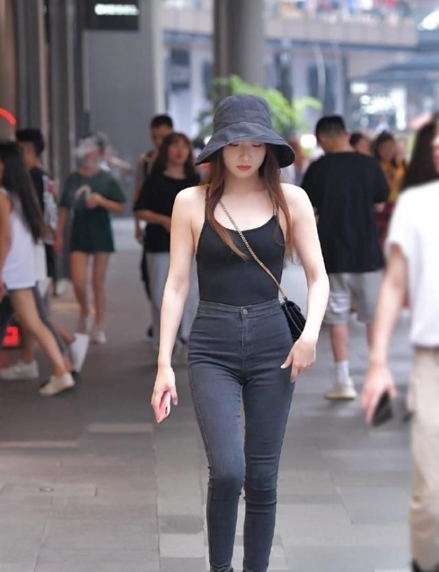 苗条 紧身裤美女走起路来都有气势,因为别人没有的她都有啊