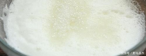 我们可以在家自己做,取4个鸡蛋,做出来的蛋糕不塌陷不回缩,细腻又松软