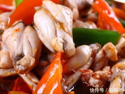 一日被家长带去宴席，席上一菜，唤作干锅酱滋味牛蛙，嫩滑又入味