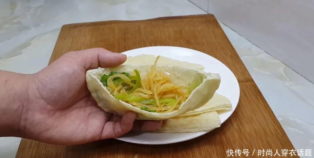  个个|烙饼这样做才好吃，不包油酥不刷油，个个鼓泡起层，比鸡蛋饼好吃