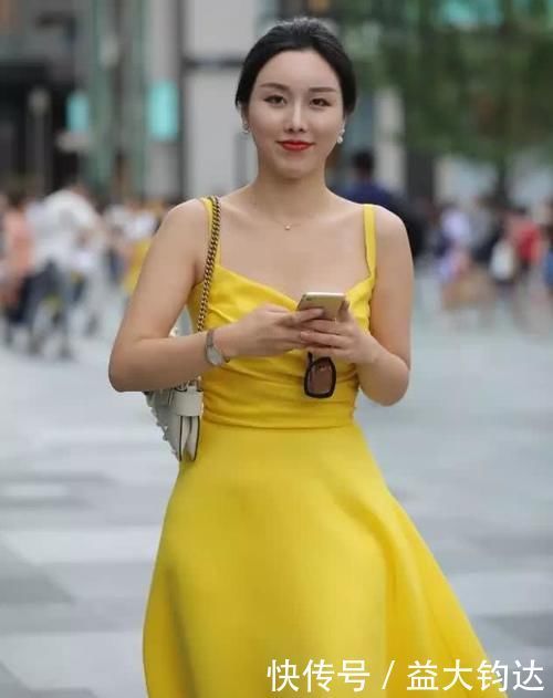 气质|黄色吊带连衣裙搭配白拖鞋,小姐姐既美又白,全身洋溢着优雅气质