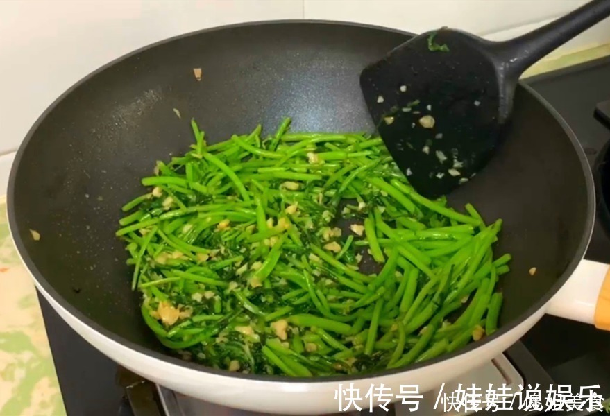 大蒜|天冷了,这菜要多吃,2元一斤,不放肉也很香,鲜嫩翠绿特下饭