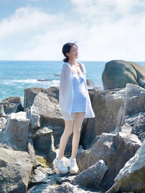 小姐姐真是少女感十足，吊带紧身短裙搭配运动鞋，减龄显瘦又时髦