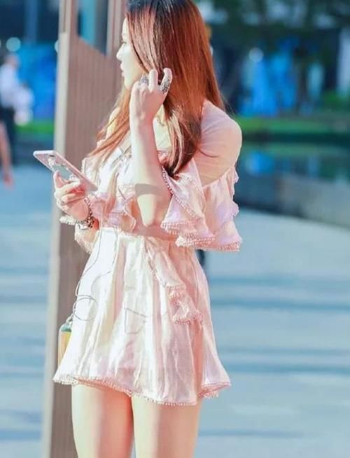 街拍身材苗条的小姐姐,一件白色短袖配牛仔裤,时尚好身材