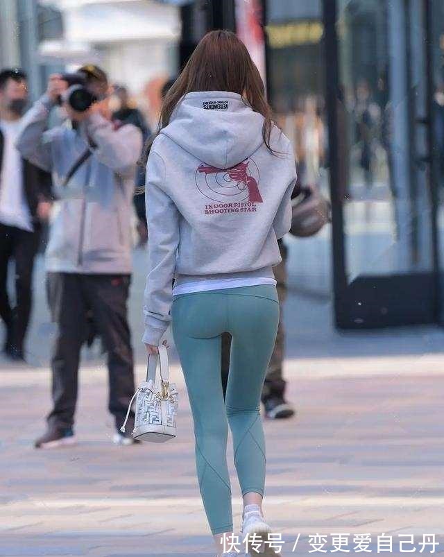 女神 穿“无痕”打底裤的女神，造型简约利落又显瘦，展示身材！