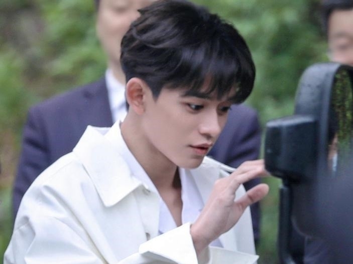 奔跑吧9发布会黄旭熙白衬衣有少年感，蔡徐坤的西装却如同霸总