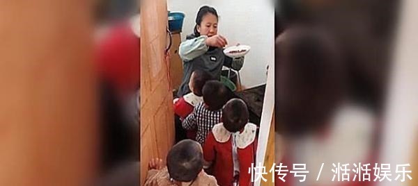 孙子|自从有了四胞胎孙子后, 奶奶在家喂饭都是这样式的, 看完不许笑!