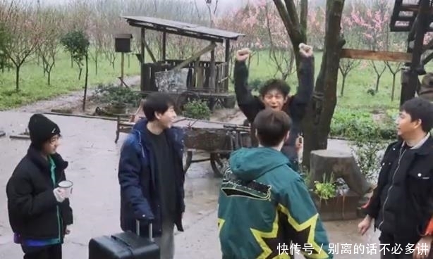 张艺兴在向往5中的出场不同,何炅表情略微夸张,与黄磊更为密切