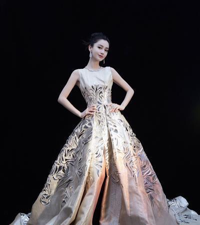 羽毛裙|杨颖美得真高调,穿一袭抹胸礼裙尽显浪漫气质,羡慕不来的高颜值