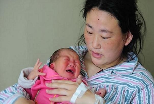 41岁“勇敢姥姥”生下3胞胎!奶粉钱成负担,网友:自己找罪受