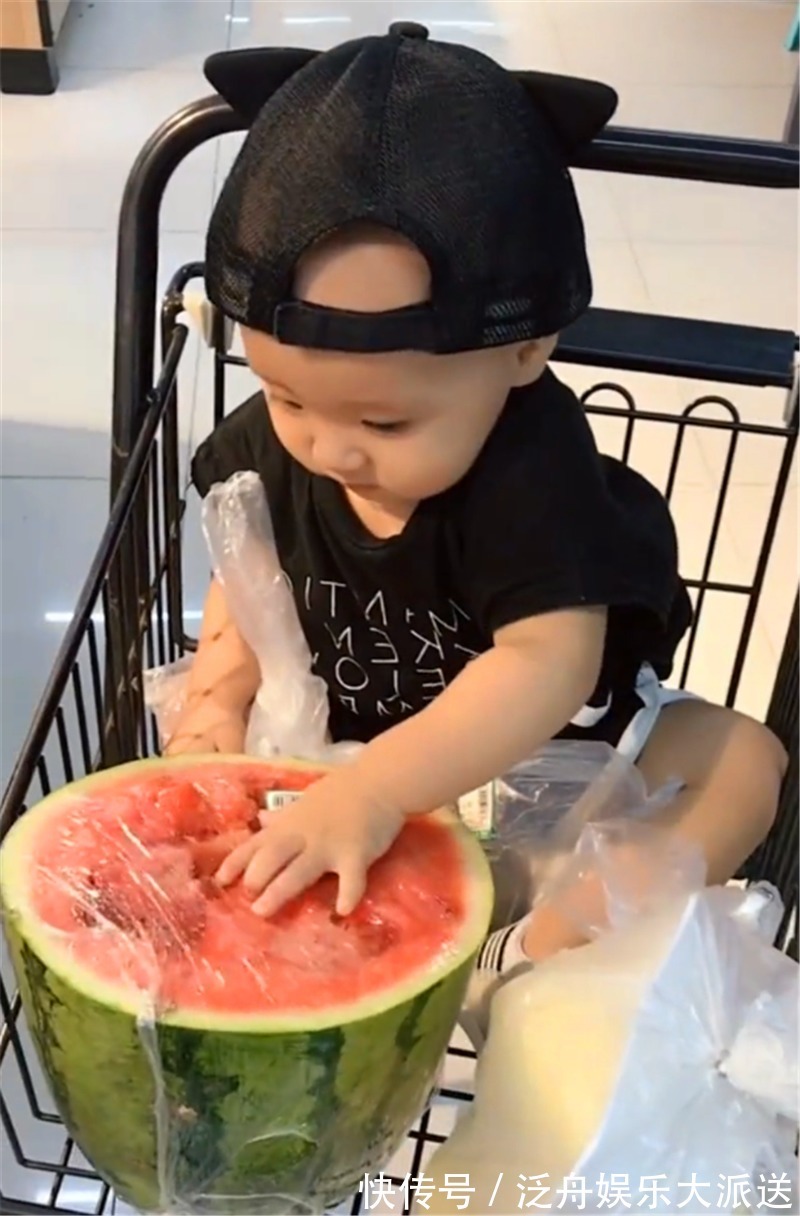 西瓜|把宝宝和西瓜放在推车上面,可是宝宝接下来的动作,网友笑不停
