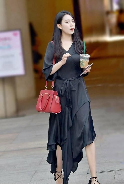 盯了半小时,才发现姐姐裙子的特点,差点就看走眼