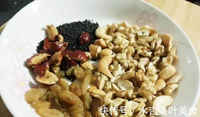 自己在家做面包，加核桃、腰果、芝麻、葡萄干、大枣等，营养十足！