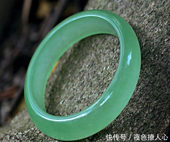 翡翠手镯戴了三年,石纹竟然自己愈合了?