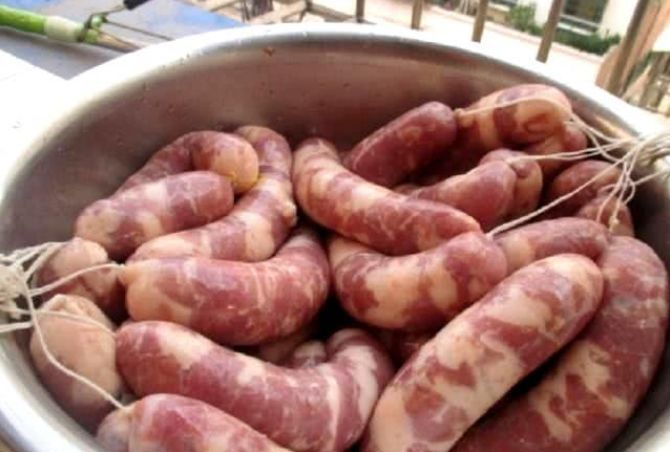 灌香肠有窍门，牢记一点，灌出的香肠口感好味道香，不怕发霉发臭