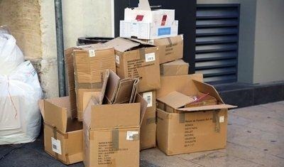 掉落|名酒传递过程中掉落，女子吓懵男同事神脚出击：得知价格狂冒冷汗