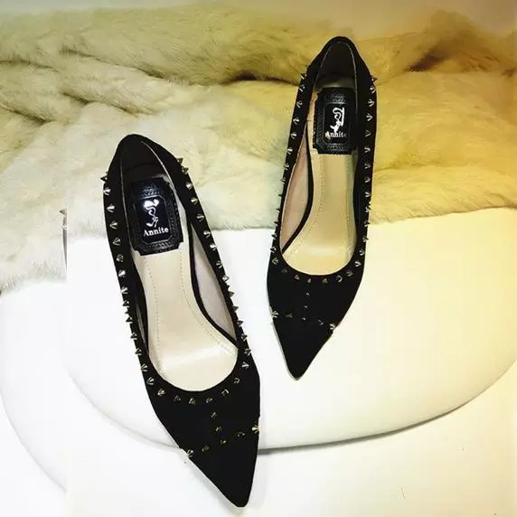 一双百搭的黑色高跟鞋, 让你简约当中透露着一丝温柔的气息