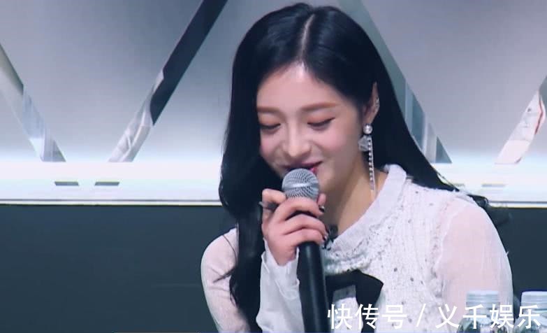 记得蔡徐坤第一次上台表演吗当时周洁琼的表情变化,太真实了!