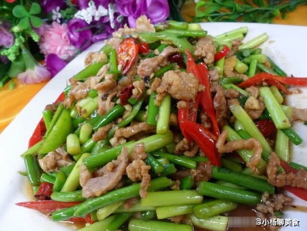 炒蒜苔时，万万别直接下锅炒，少了这1步，蒜苔不香，难吃不入味