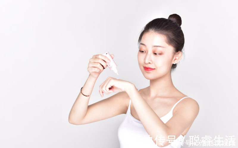 直线|女人睡觉时,床边经常放这些东西,颜值直线上升,素颜也能非常美