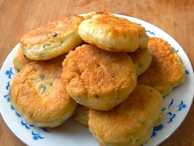 不揉面也能烙饼，用筷子简单一搅，像面包一样松软，全程手不沾面