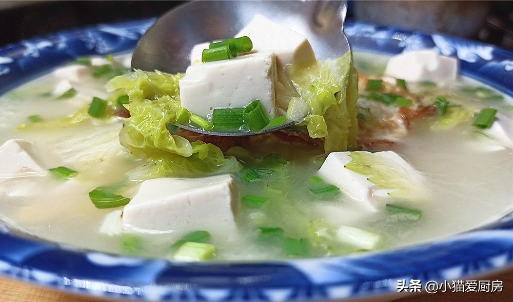 教你白菜豆腐汤的做法，成菜汤白味浓比吃肉还过瘾，制作还简单