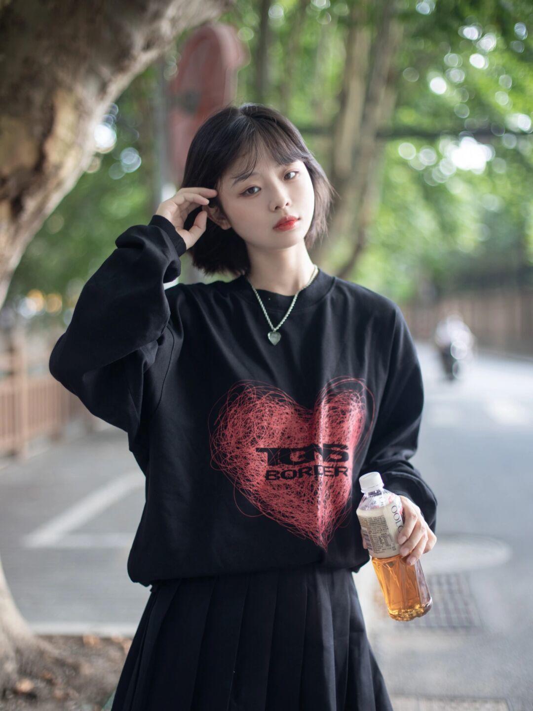 红色字母卫衣+白色休闲裤,韩范十足!|早秋卫衣合集| 韩范