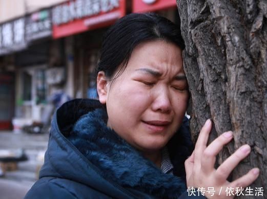 华人|儿子抢别人鸡排吃,妈妈一旁帮腔护短,女孩的回答让妈妈后背发凉