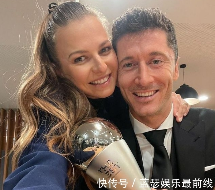 莱万|C罗狂晒大奖,乔妹搂着迷你罗庆祝,莱万拥抱妻子奖杯,梅西沉默
