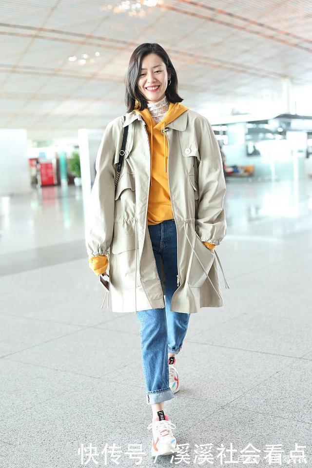 刘雯又把卫衣穿火了,这么搭配保暖舒适又时髦,特适合秋冬季