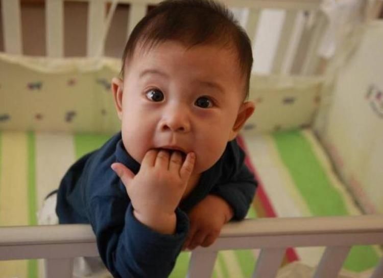 发育|1岁内宝宝有3种“小怪癖”,证明大脑发育好,未来的小学霸