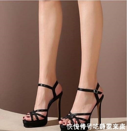 尖头细高跟,一般都是秀气的代表,展现出女人气质美