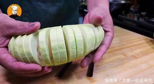 茄子教你新吃法，不用炒不凉拌，一次做一大盘，上桌就扫光