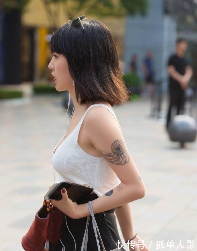 街拍|街拍:时尚美女小姐姐,穿着搭配无与伦比!