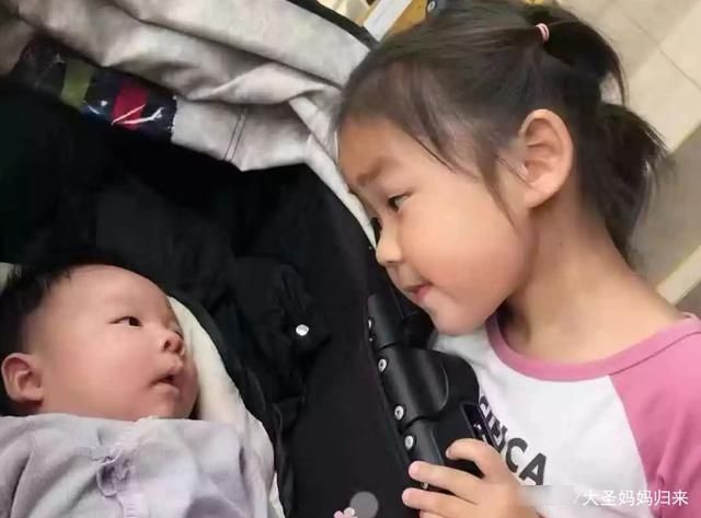 大宝|弟弟“伺候”刚洗完澡的姐姐火了,网友:让姐姐收拾得明明白白的