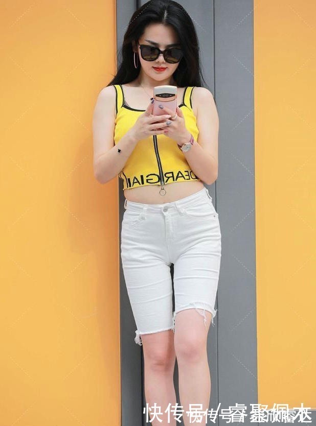 有型|五分裤搭配黄色吊带背心,更能显出女人的身材美丽