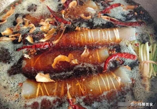 猪皮别只会做皮冻,学会这种做法,比猪蹄更补胶原蛋白