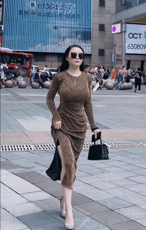 充满野性的造型，一袭豹纹长裙，尽显成熟女性范