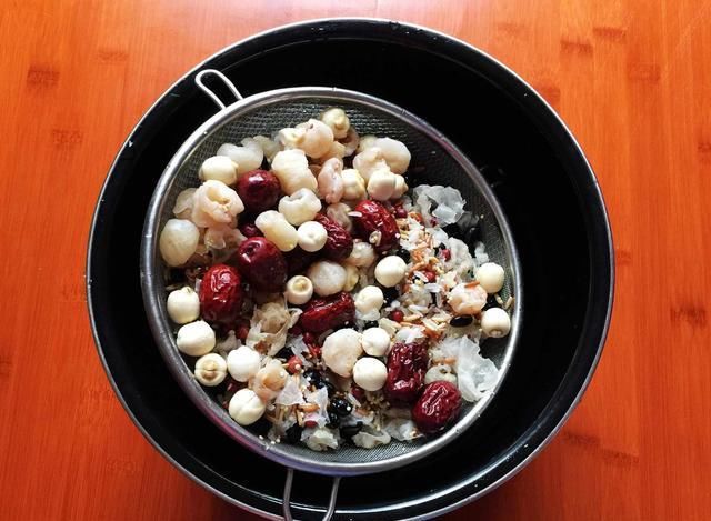 腊八节来临，12样食材熬一锅腊八粥，香甜软糯易消化，好喝营养高