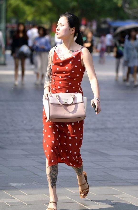 美的 年轻女生就是会穿,露脐衫配牛仔裤,轻松穿出小蛮腰,靓丽又清爽