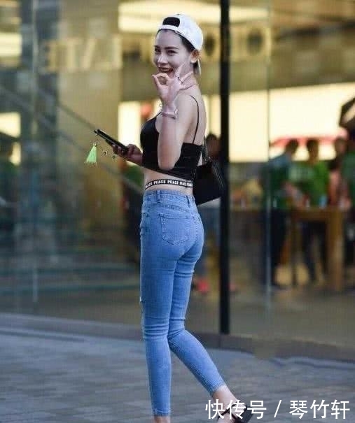 自信|时尚穿搭:牛仔裤让你穿出自信的样子,显得更加的挺拔!