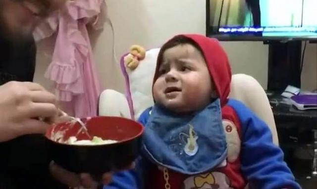 辅食|爸爸喂儿子吃辅食,全喂到他自己嘴里,宝宝懵了:这是亲爸吗?