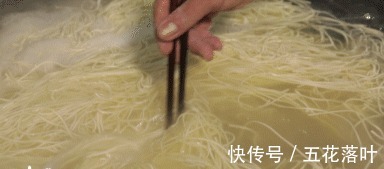 庄老板|调份顺滑开胃的酱料,拌碗满分冷面!