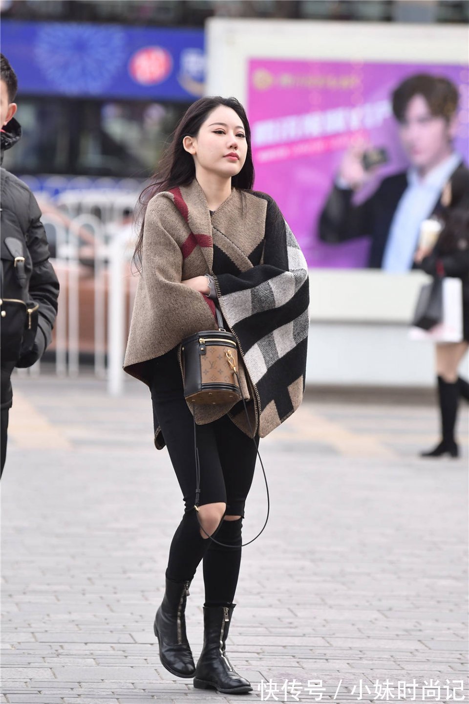 搭配 黑色破洞紧身牛仔裤,搭配拉链短靴,灰色格子外套,看着不保暖