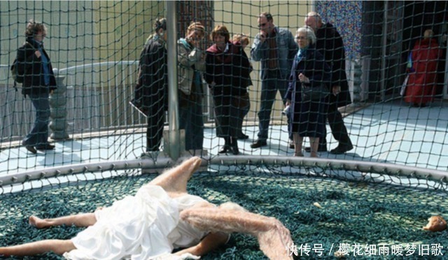 游客|“坠落人间的天使”被展览,游客纷纷驻足观看,扼腕惋惜!