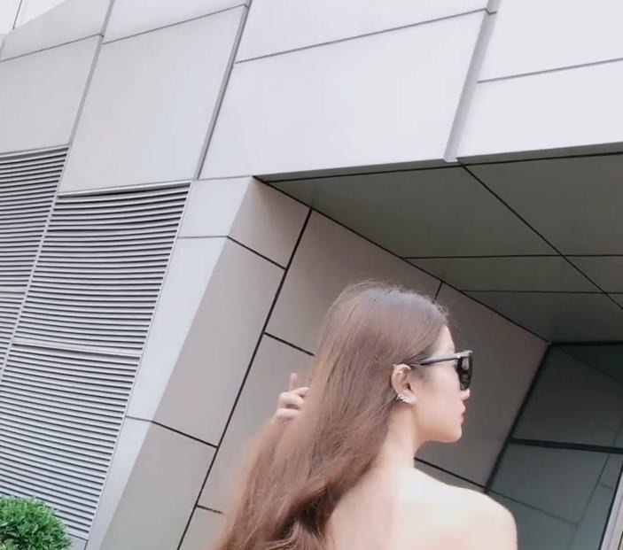 美女一袭绿色长裙,优雅知性!